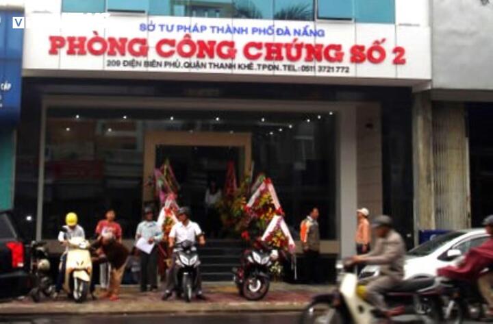 Khi đổi sổ đỏ ghi tên hộ gia đình để đứng tên cá nhân thì phải thực hiện tại phòng công chứng hoặc văn phòng công chứng tại tỉnh, thành phố trực thuộc Trung ương nơi có đất. (Ảnh: A.Tuấn)