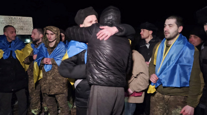Hình ảnh tù binh Ukraine sau cuộc trao đổi với Nga. (Ảnh: Reuters)