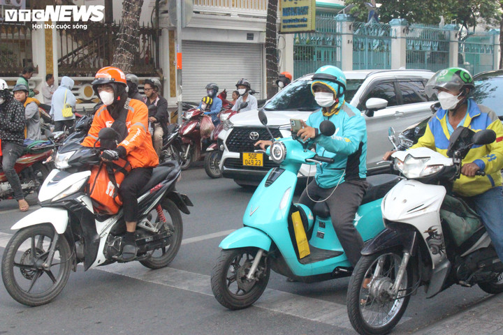 Thời tiết TP.HCM hôm nay 4/1, ít mây, ngày nắng, nhiệt độ có xu hướng giảm nhẹ.