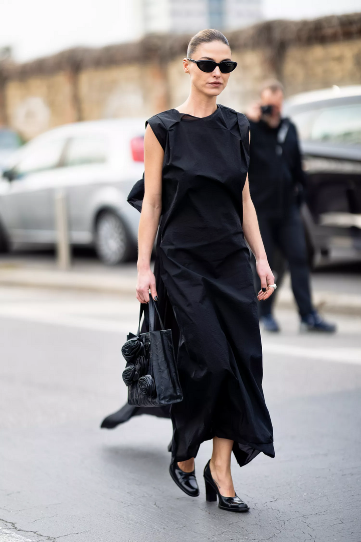 Một chiếc váy đen cổ điển cũng giúp bạn toát lên vẻ thanh lịch.