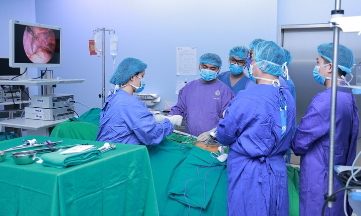 Ê kíp bác sĩ tiến hành nội soi ổ bụng cắt túi tinh cho người bệnh. (Ảnh: BVCC)
