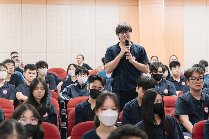 Cường chia sẻ kinh nghiệm học tiếng Nhật trong talkshow “Hành trình chinh phục Đại học Nhật Bản của học sinh JIS”.