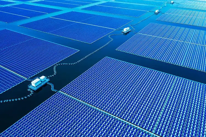 Theo ban quản lý dự án, trang trại năng lượng tái tạo này có diện tích tương đương với 1.300 sân bóng đá tiêu chuẩn, là nhà máy quang điện nổi trên mặt nước lớn nhất Trung Quốc hiện nay.