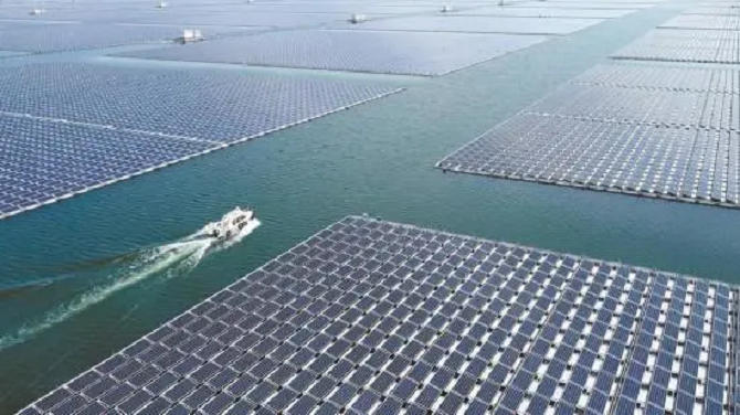 Nhà máy chính thức được hòa vào lưới điện Trung Quốc ngày 27/12/2023. Giám đốc dự án Hồ Lạc Siêu cho biết: "Việc xây dựng nhà máy quang điện nổi trên mặt nước giúp cải thiện hiệu suất phát điện nhờ khả năng tản nhiệt của mặt nước. Ngoài ra, điều này còn tiết kiệm tài nguyên đất, bảo vệ hiệu quả môi trường và hệ sinh thái hồ nước nông".