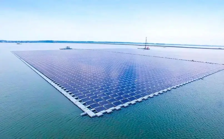 Tổng công suất lắp đặt của nhà máy là 650.000 kW, với tổng số khoảng 1,2 triệu mô-đun quang điện cùng 85,8 triệu vật thể nổi và phụ kiện khác nhau được lắp đặt.