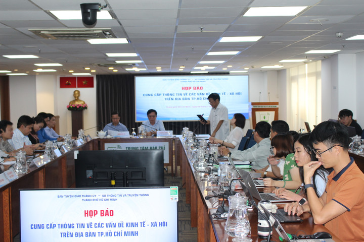 Toàn cảnh buổi trả lời báo chí.