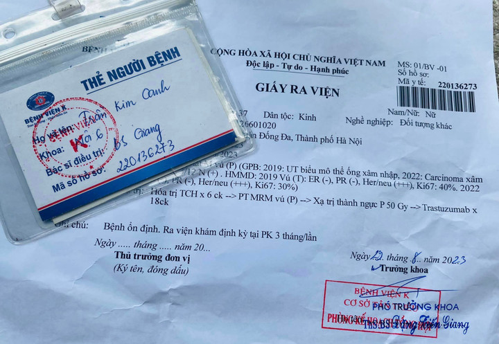 Giấy ra viện có ý nghĩa như "tấm bằng tốt nghiệp" với mỗi bệnh nhân ung thư. (Ảnh: NVCC)