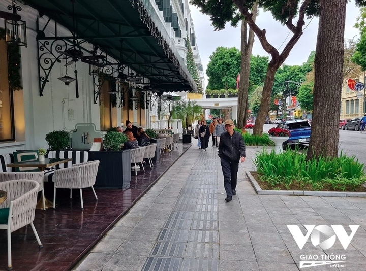 Tại những đoạn vỉa hè đã thí điểm cho thuê từ năm 2021 như số 30 Lý Thường Kiệt, số 15 Ngô Quyền... tình trạng lộn xộn không xảy ra như những khu vực khác chưa được cấp phép. (Ảnh: Minh Hiếu)