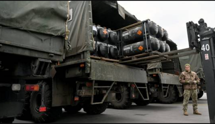 Chiếc xe tải chở FGM-148 Javelin, tên lửa chống tăng cầm tay do Mỹ cung cấp cho Ukraine trong xung đột với Nga. (Ảnh: Getty)