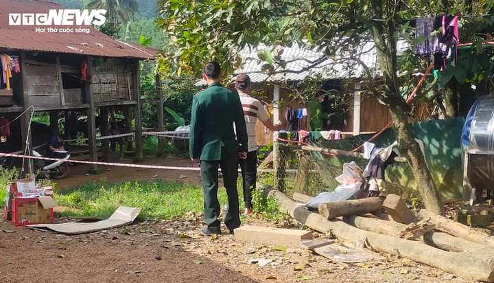 Lực lượng chức năng đang bảo vệ và khám nghiệm hiện trường phục vụ công tác điều tra. (Ảnh: QT)