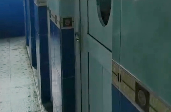 Khoét lỗ nhà vệ sinh để giám sát nhân viên, một công ty gây phẫn nộ - 1