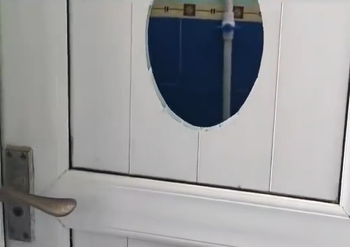 Hình ảnh cánh cửa nhà vệ sinh bị khoét lỗ khiến nhiều người bức xúc, phẫn nộ.