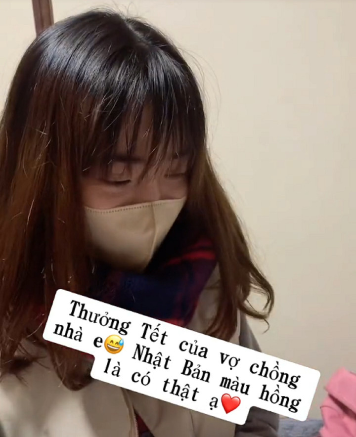 Chủ nhân đoạn clip bất ngờ khi nhận được thưởng Tết cao. (Ảnh cắt từ clip)