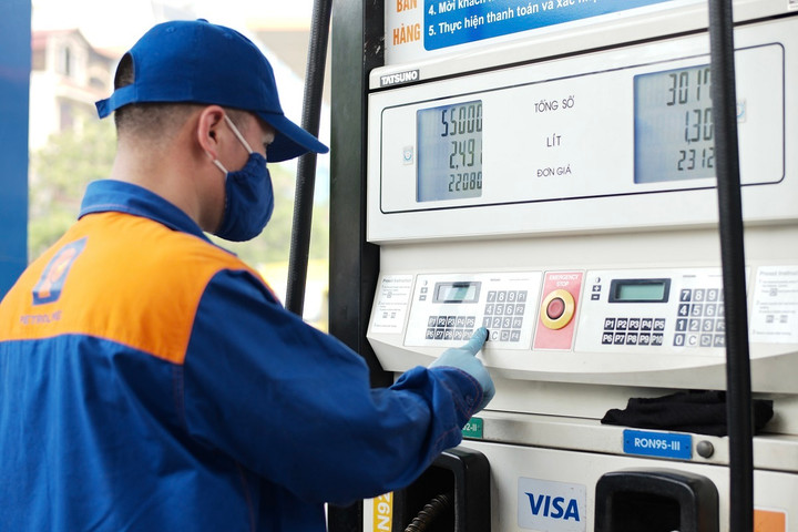 Bộ Công Thương vừa có văn bản đề nghị các địa phương góp ý để xây dựng nghị định mới về kinh doanh xăng dầu. (Ảnh minh họa: Công Hiếu).