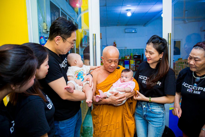 Ông Seo Jeong Hun - Chủ tịch Gcoop toàn cầu giao lưu, trò chuyện với hơn 200 em nhỏ mồ côi tại Chùa Kỳ Quang 2.