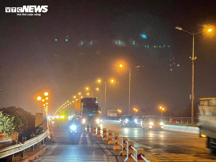 19h, các phương tiện lưu thông thông thoáng trên cầu Thanh Trì.