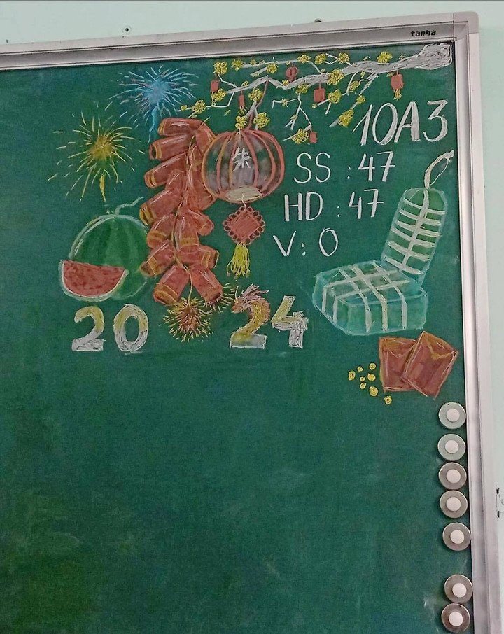 Một góc bảng có đủ bánh chưng, bánh tét, giò và pháo hoa. (Ảnh: Trần Đình Thịnh)