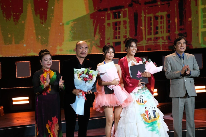 Ở tuổi 14, Cát Vi sở hữu 2 giải thưởng điện ảnh danh giá.