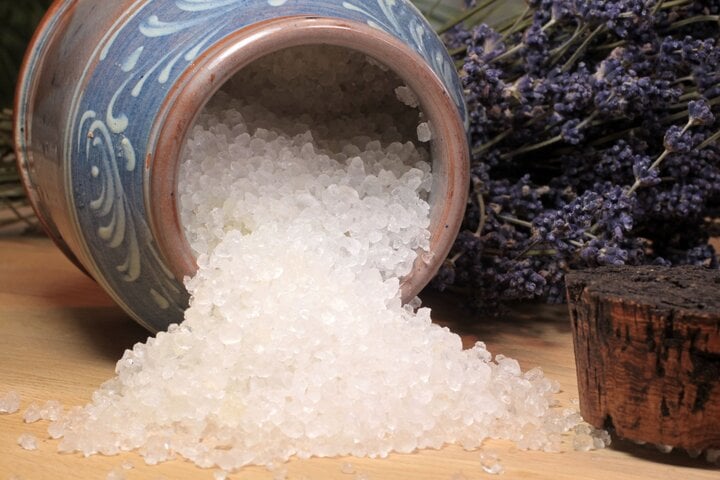 Ngày nay các gia đình thường chỉ dùng muối biển để ngâm, rửa thực phẩm mà ít sử dụng để nấu ăn. Thế nhưng các chuyên gia khẳng định đây là loại muối tốt cho sức khỏe. (Ảnh: Bulk Epsom Salts)