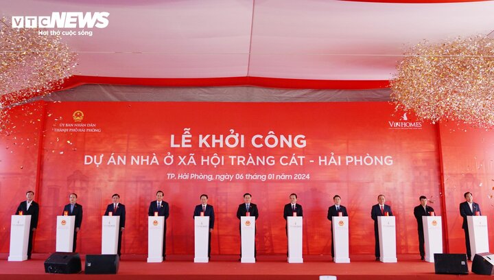 Tham dự sự kiện có Ủy viên Bộ Chính trị, Chủ tịch Quốc hội Vương Đình Huệ, Phó Thủ tướng Trần Lưu Quang cùng đoàn đại biểu cấp cao của Đảng, Quốc hội và Chính phủ.