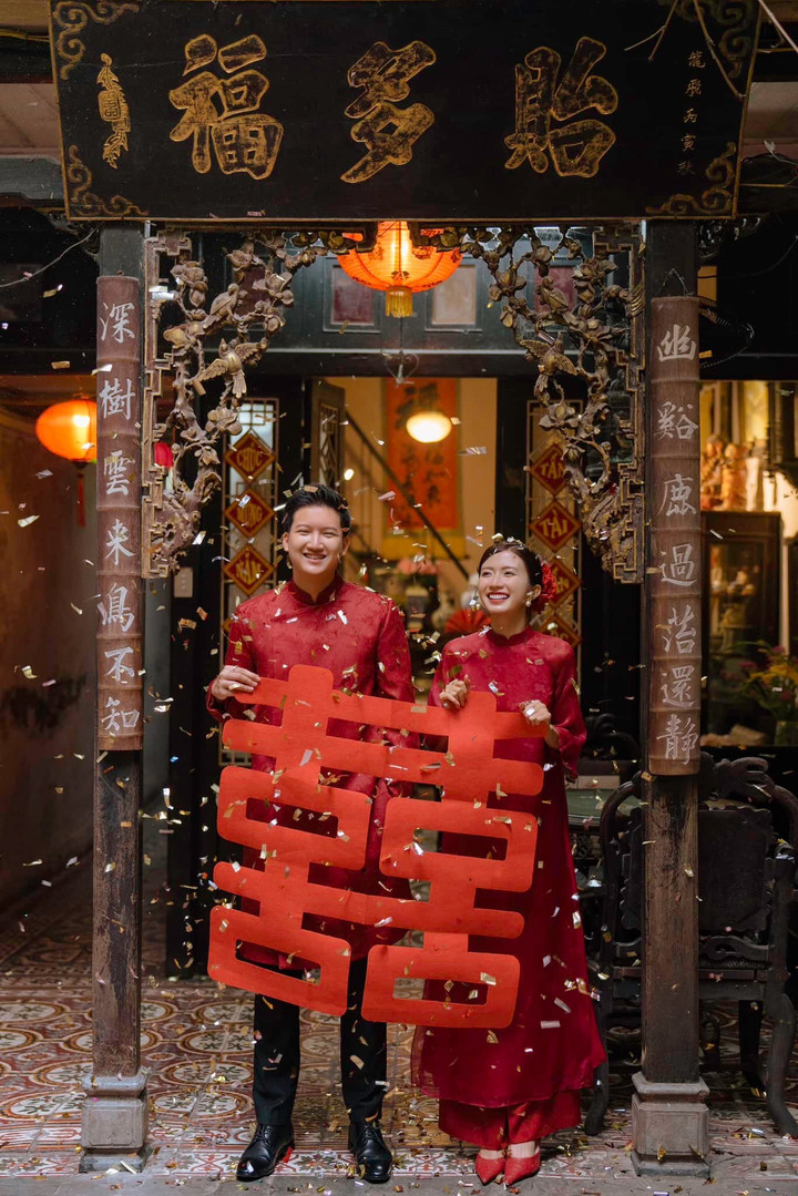 Trên trang cá nhân, Ngọc Huyền tung loạt ảnh cô cùng chồng sắp cưới diện áo dài đỏ, nở nụ cười rạng rỡ với chữ "song hỷ" lớn trên tay.