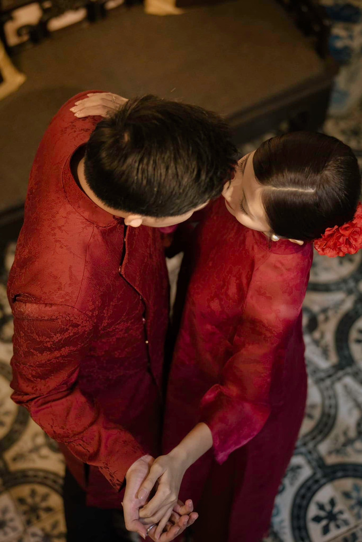 Cặp đôi không ngại trao cho nhau những cử chỉ tình cảm, ngọt ngào. Trong tạo hình đôi tân lang, tân nương, Ngọc Huyền và chồng sắp cưới thể hiện niềm hạnh phúc rạng ngời trước ngày trọng đại của cuộc đời.