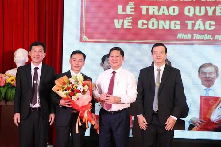 Ông Trương Văn Tiến (cầm hoa) - Giám đốc Trung tâm Xúc tiến Đầu tư, Thương mại và Du lịch tỉnh Ninh Thuận.