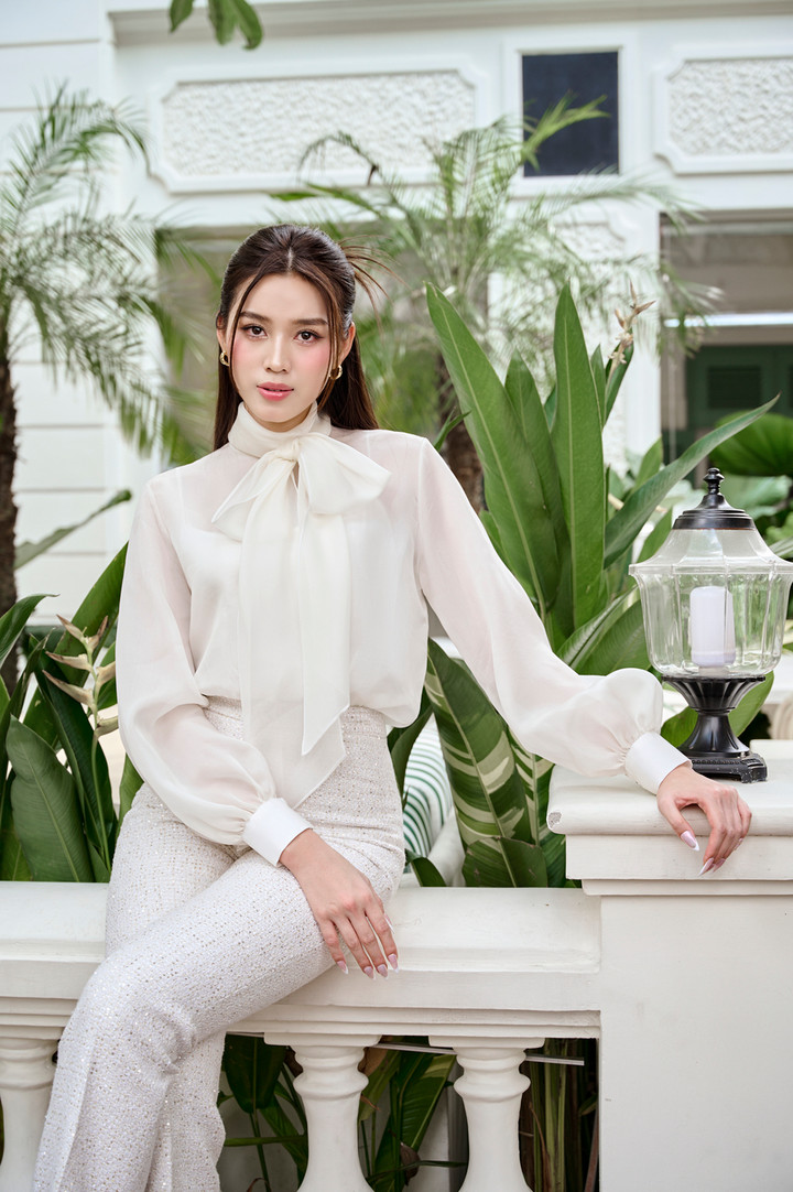 Áo sơ mi có nơ càng làm vẻ đẹp của Hoa hậu Đỗ Thị Hà thêm nữ tính.