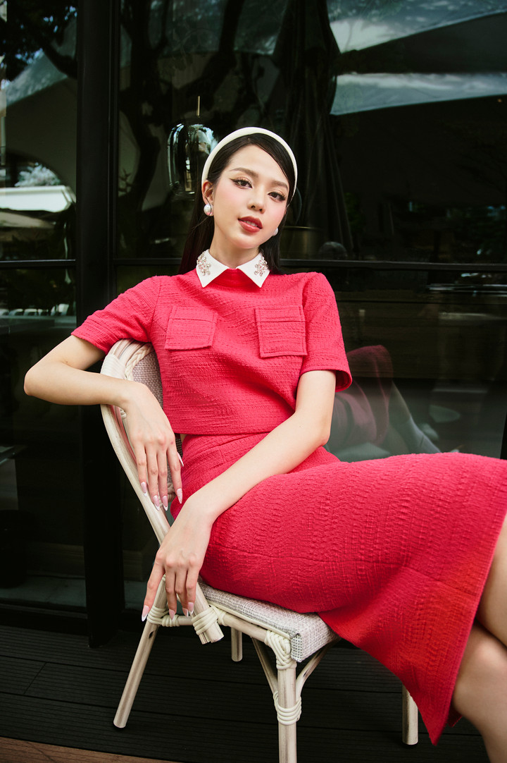 Vẻ đẹp ngọt ngào, trang nhã của Hoa hậu Thanh Thủy được khoe trọn qua những mẫu trang phục tweed kiêu sa.