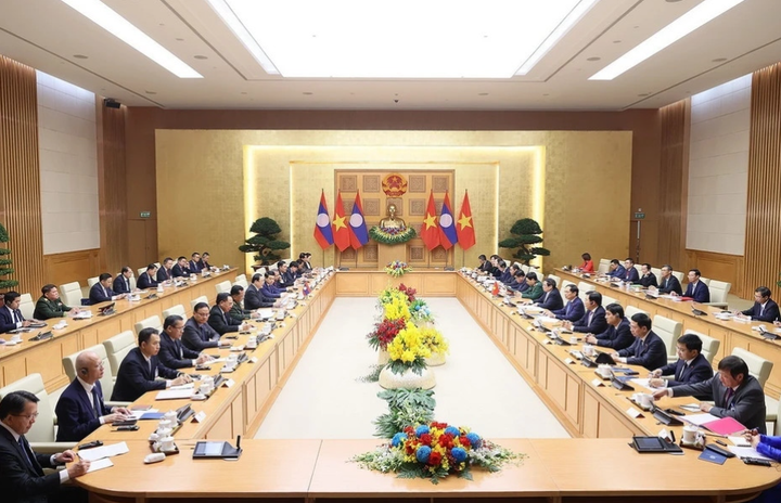 Quang cảnh hội đàm giữa Thủ tướng Phạm Minh Chính và Thủ tướng Lào Sonexay Siphandone. (Ảnh: TTXVN)