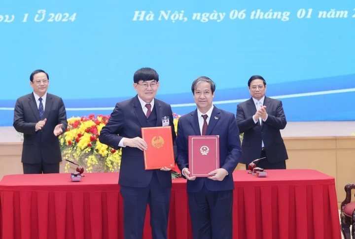 Bộ trưởng Bộ Giáo dục và Đào tạo Việt Nam Nguyễn Kim Sơn và Bộ trưởng Bộ Giáo dục và Thể thao Lào Phout Simmalavong ký Kế hoạch hợp tác năm 2024 giữa Bộ Giáo dục và Đào tạo Việt Nam và Bộ Giáo dục và Thể thao Lào. (Ảnh: TTXVN)