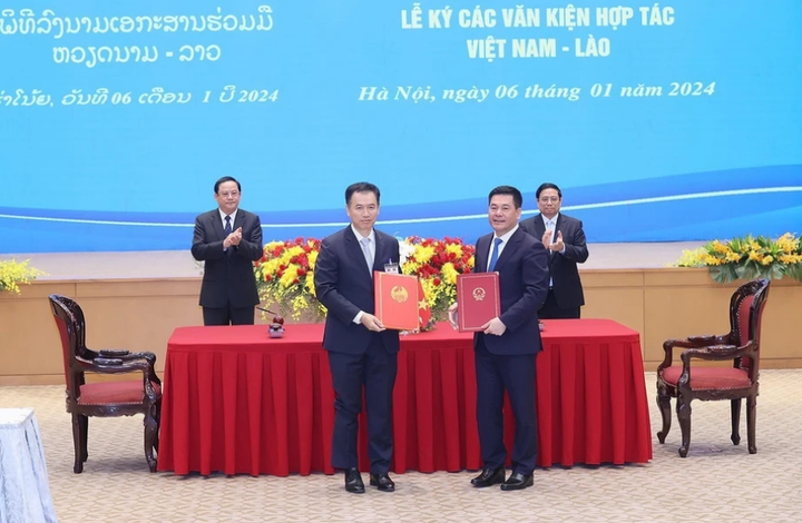 Bộ trưởng Bộ Công Thương Việt Nam Nguyễn Hồng Diên và Bộ trưởng Bộ Công Thương Lào Malaithong Kommasith ký Bản ghi nhớ về phát triển và kết nối hạ tầng thương mại biên giới giữa Chính phủ nước Cộng hòa xã hội chủ nghĩa Việt Nam và Chính phủ nước Cộng hòa Dân chủ Nhân dân Lào. (Ảnh: TTXVN)