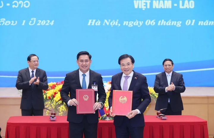 Bộ trưởng, Chủ nhiệm Văn phòng Chính phủ Việt Nam Trần Văn Sơn và Bộ trưởng, Chủ nhiệm Văn phòng Phủ Thủ tướng Lào Alounxai Sounnalath ký Bản ghi nhớ về kế hoạch hợp tác giữa hai Văn phòng giai đoạn 2024 - 2025. (Ảnh: TTXVN)