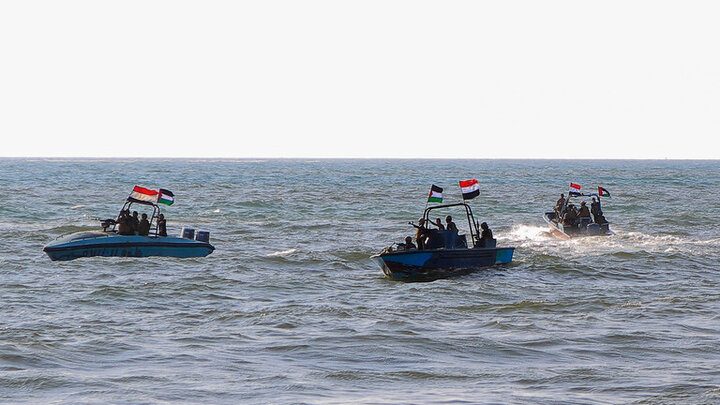 Các thành viên của Lực lượng bảo vệ bờ biển Yemen liên kết với nhóm Houthi tuần tra biển Đỏ.