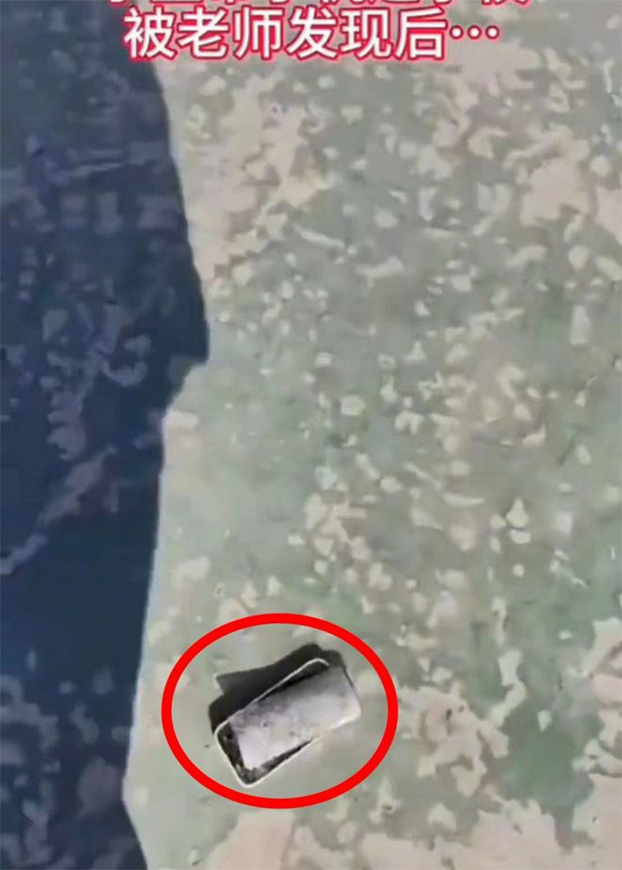 Chiếc iPhone đắt tiền của học sinh bị thầy giáo ném vỡ tan.