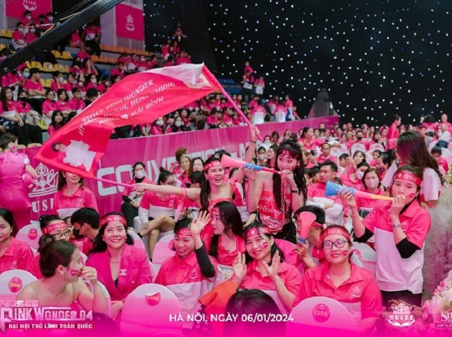 Trước khi diễn ra chương trình, hội trường đã được phủ “hồng” rộng khắp.