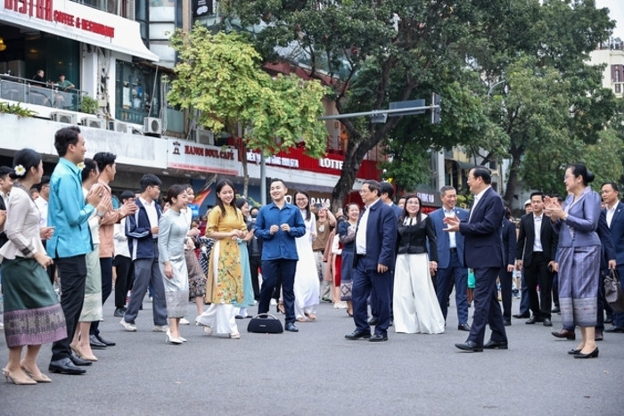 Hai Thủ tướng mong muốn, sinh viên nói riêng và thế hệ trẻ hai nước Việt Nam và Lào nói chung ra sức học tập, rèn luyện lập thân lập nghiệp, phát triển toàn diện đức, trí, thể, mỹ... góp phần thực hiện thắng lợi nhiệm vụ mà Đảng, Nhà nước và nhân dân hai nước đã xác định. (Ảnh: Nhật Bắc)