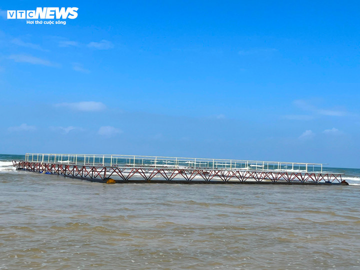 Chiếc lồng bè trôi dạt vào vùng biển huyện Vĩnh Linh (Quảng Trị) trưa 7/1. (Ảnh: BPCC)