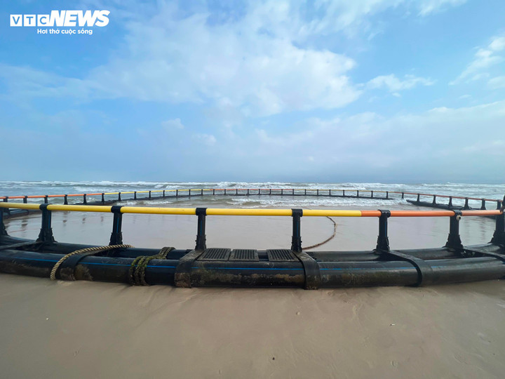 Trước đó vào ngày 4/1, một lồng bè cỡ lớn khác cũng trôi vào vùng biển huyện Vĩnh Linh. (Ảnh: BPCC)