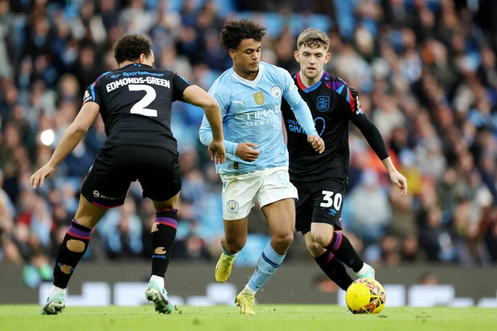 Huddersfield Town phòng ngự số đông và chơi quyết liệt nhưng Man City vẫn ghi bàn. (Ảnh: Getty Images)
