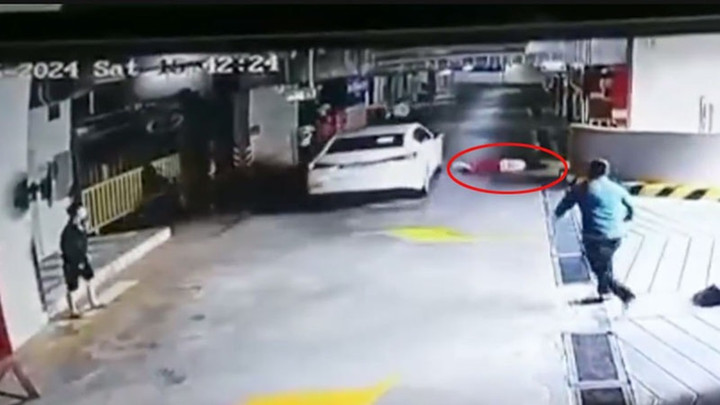 Ô tô húc văng người phụ nữ đi bộ dưới hầm xe chung cư được camera an ninh ghi lại.