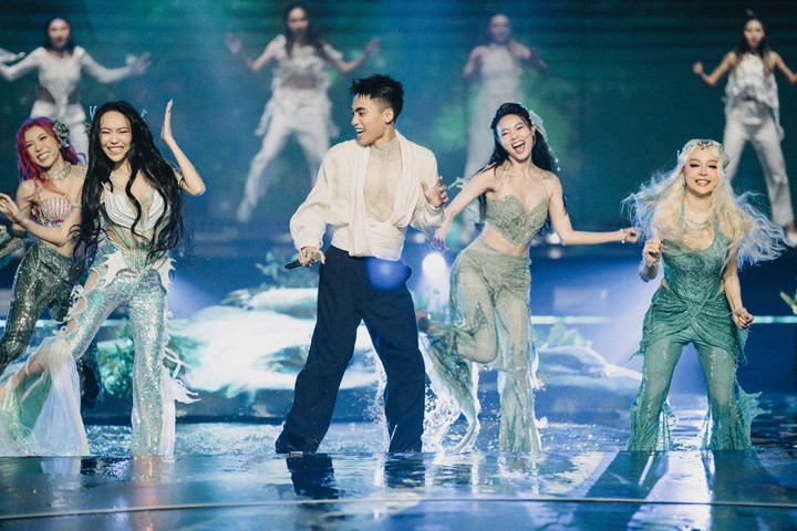 Nhóm chị đẹp Thu Phương hoá thành nàng tiên cá trong tiết mục cùng MONO.