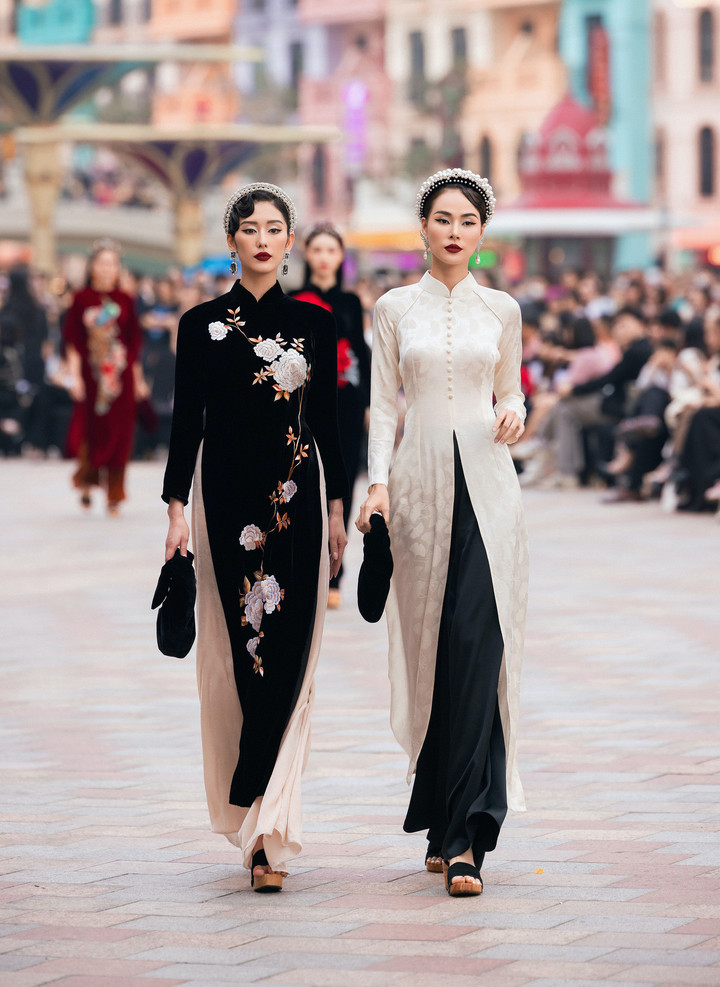 Ở phần trình diễn đầu tiên, học trò Thanh Hằng và người mẫu Thanh Thảo cùng dắt tay nhau đảm nhận vai trò first face.