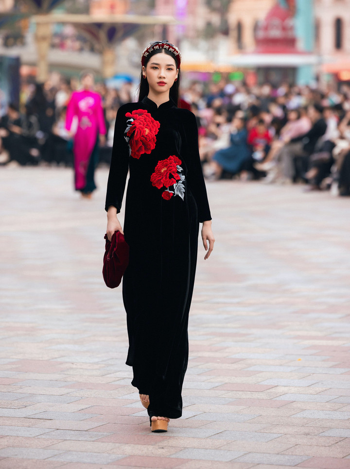 Trong câu chuyện gìn giữ bản sắc văn hoá và quảng bá những giá trị truyền thống NTK Mai Anh luôn đau đáu và khao khát bản thân có thể lan toả thông qua BST Lăng Vân Du Lãm.