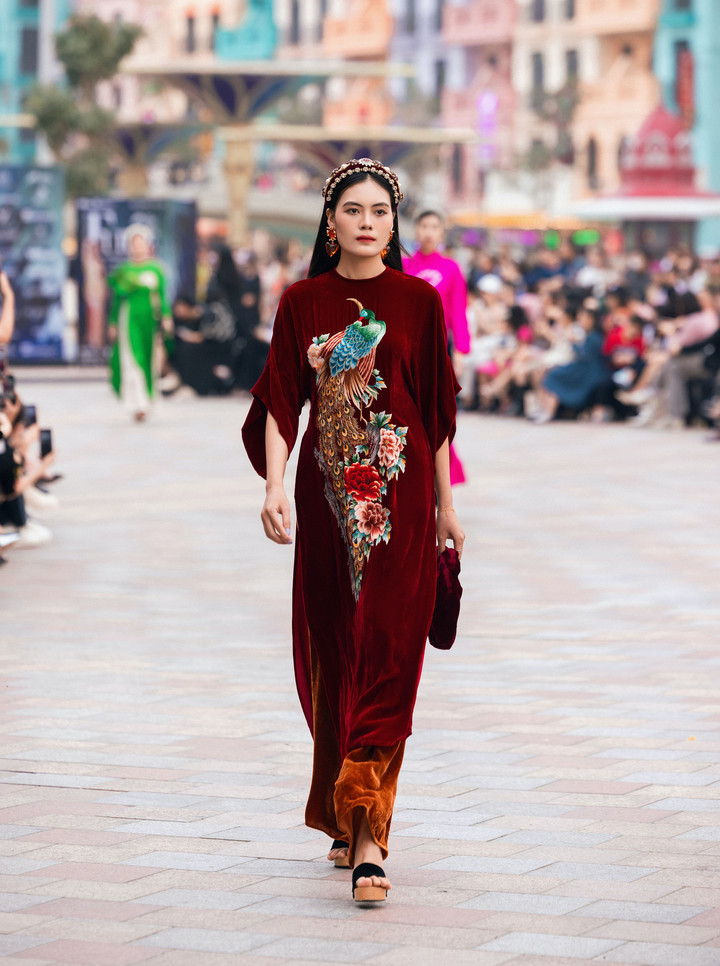 NTK Mai Anh từng đưa nhung lụa lên Y Tý – Lào Cai, để hòa vào đất trời hùng vĩ, con người đơn sơ mộc mạc nơi đây, và tạo nên điểm chạm với nghề thêu thùa truyền thống của dân tộc Mông và Hà Nhì.