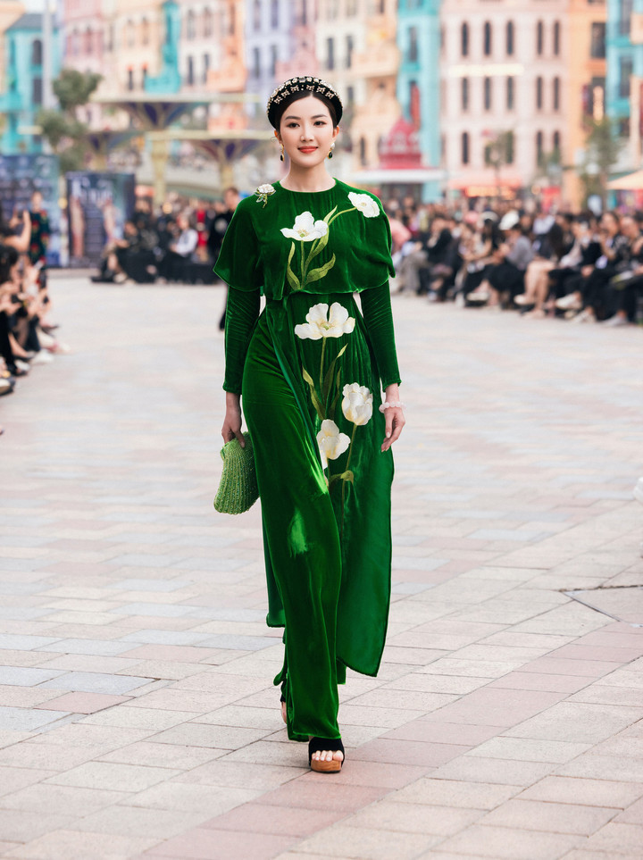 Đây là lần đầu nữ diễn viên Lương Thanh diễn vị trí Vedette. Nữ diễn viên dịu dàng, đằm thắm với thiết kế màu xanh, hoạ tiết hoa nổi bật.