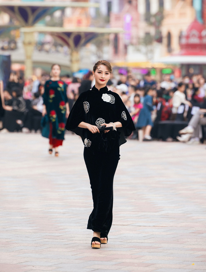 Các thiết kế lấy cảm hứng từ việc vẻ đẹp hùng vĩ nhưng rất mộng mơ của miền núi Tây Bắc, với sự đa văn hóa của các dân tộc thiểu số sinh sống tại đây.