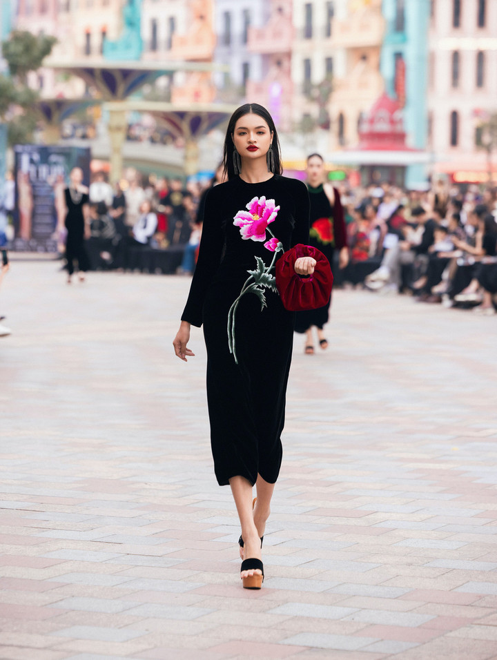 NTK Mai Anh từng đưa nhung lụa lên Y Tý – Lào Cai, để hòa vào đất trời hùng vĩ, con người đơn sơ mộc mạc nơi đây, và tạo nên điểm chạm với nghề thêu thùa truyền thống của dân tộc Mông và Hà Nhì.