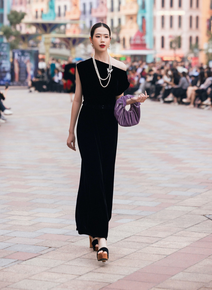 Miền ngược với miền xuôi, hòa cùng trong cái đẹp vô hạn của cảnh sắc, con người, và của cả thời trang. Thời trang nói riêng, và cái đẹp nói chung xóa nhòa mọi rào cản ngôn ngữ, văn hóa, xóa nhòa khoảng cách vùng miền. Đó chính là giá trị vô hạn của cái đẹp mà tôi hướng đến”