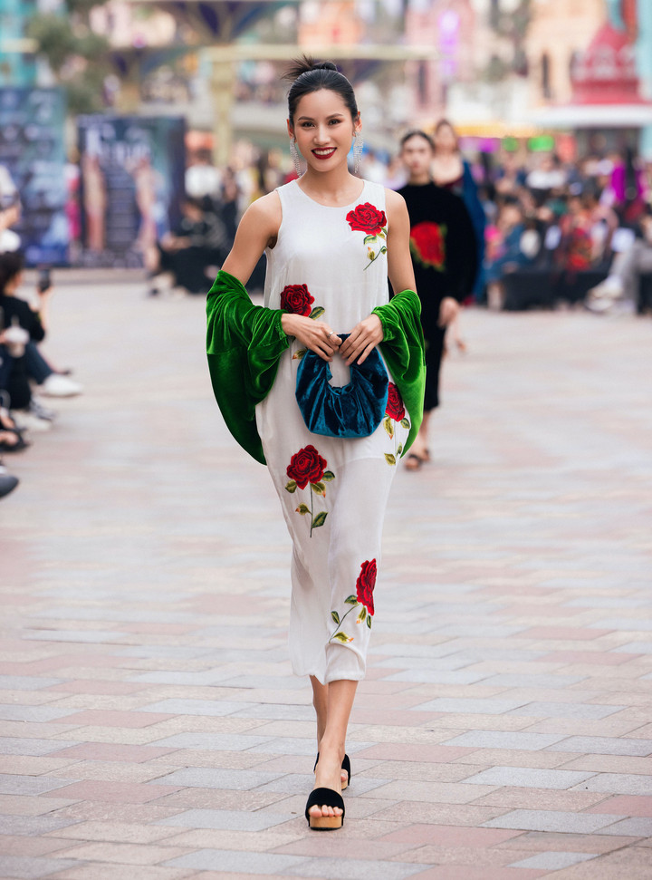 Cô chia sẻ “Tôi tin rằng, dù ở bất kỳ đâu, dù có những nét riêng biệt khác nhau về văn hóa, nhưng phụ nữ Việt Nam đều có một điểm chung ở sự chịu thương, chịu khó, đức hi sinh...